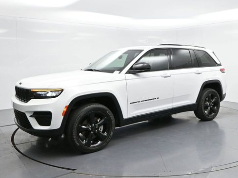 Used 2023 Jeep Grand Cherokee Altitude AWD/4WD image 3