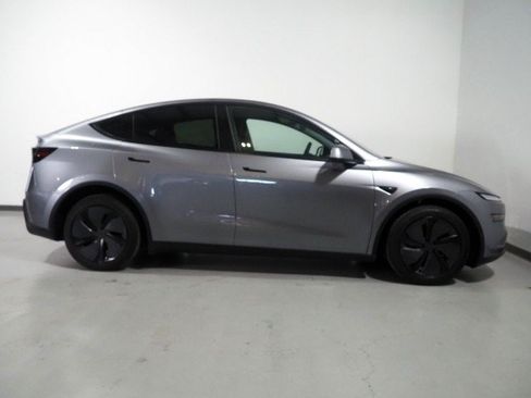 Used 2026 Tesla Model Y Long Range RWD image 6