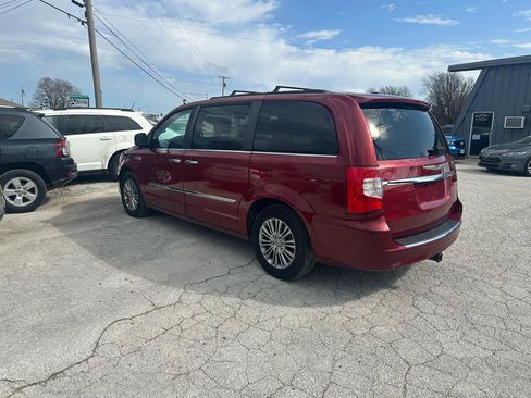 Used 2014 Chrysler Town & Country Touring-L w/ Trailer Tow Group image 7