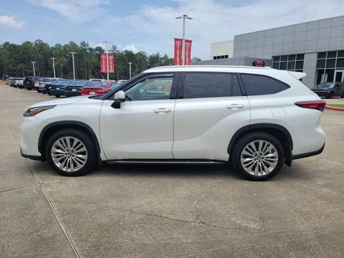 Used 2021 Toyota Highlander Platinum FWD image 2