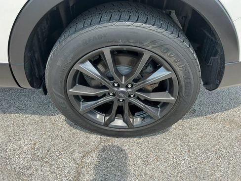 Used 2017 Ford Explorer XLT w/ Equipment Group 202A AWD/4WD image 28