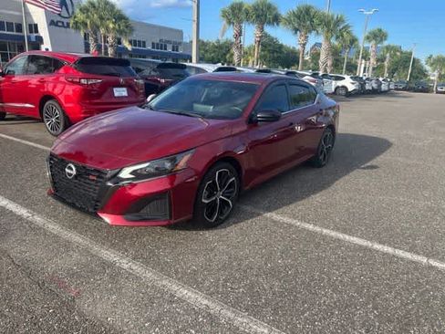 Used 2023 Nissan Altima 2.5 SR w/ SR Premium Package FWD image 3