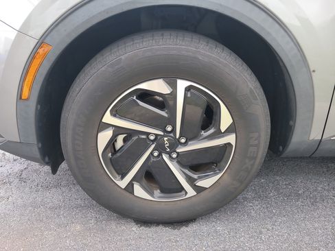 Used 2023 Kia Sportage LX image 9