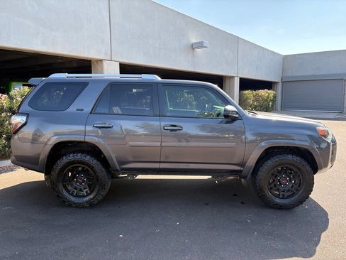 Used 2018 Toyota 4Runner SR5 AWD/4WD image 3