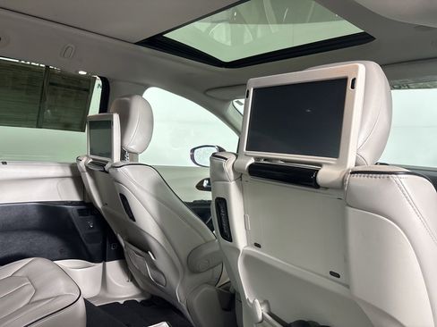 Used 2021 Chrysler Pacifica Limited w/ Uconnect Theater Family Group image 29