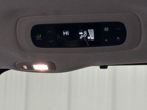 Used 2024 Chrysler Pacifica Limited FWD image 22