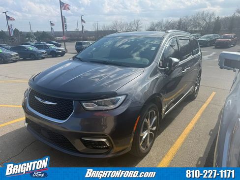 Used 2021 Chrysler Pacifica Pinnacle image 3