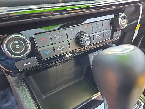 Certified 2025 Jeep Compass Limited w/ Sun & Sound Group AWD/4WD image 18