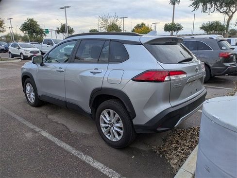 Used 2022 Toyota Corolla Cross LE image 2