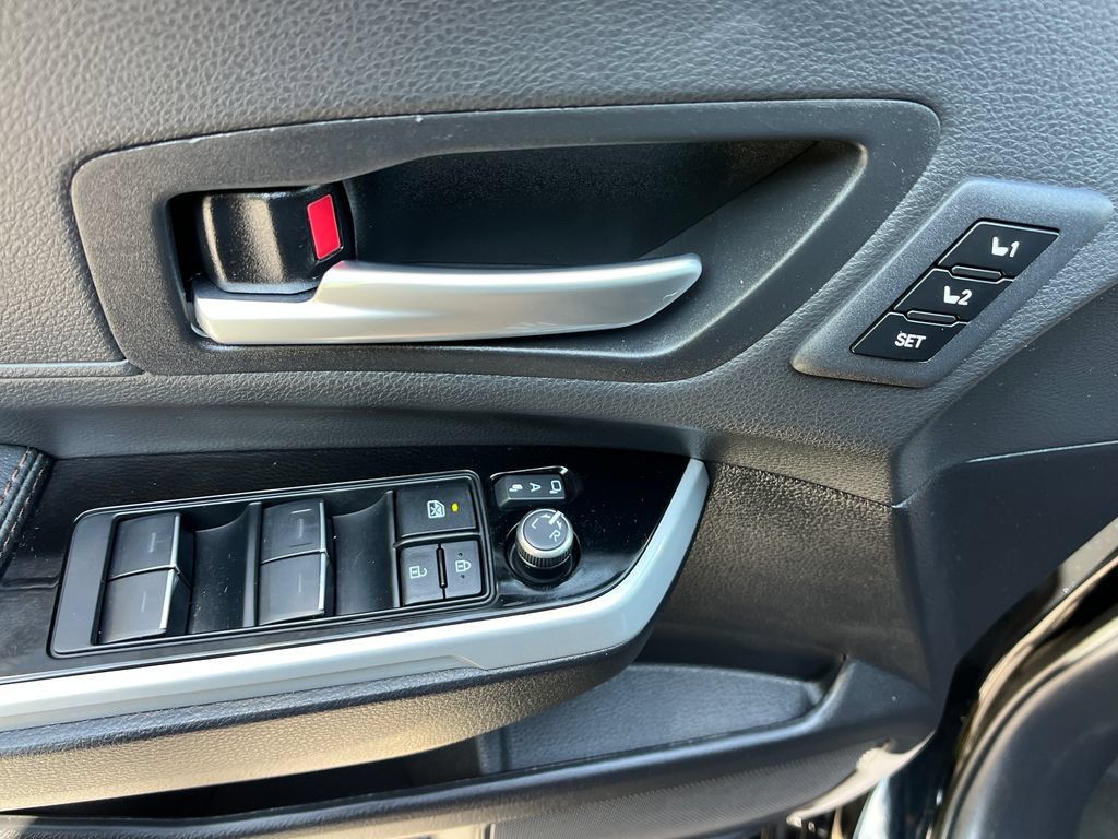 Used 2025 Toyota Sienna Platinum AWD/4WD image 12