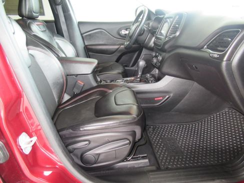 Used 2019 Jeep Cherokee Trailhawk w/ Comfort/Convenience Group AWD/4WD image 10