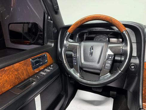 Used 2015 Lincoln Navigator 4WD image 25