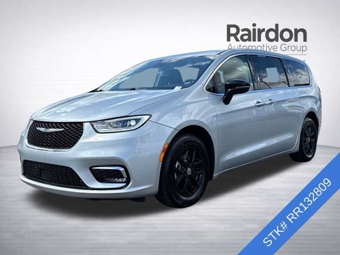 Used 2024 Chrysler Pacifica Touring-L FWD image 3