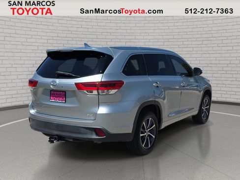 Used 2017 Toyota Highlander XLE FWD image 6