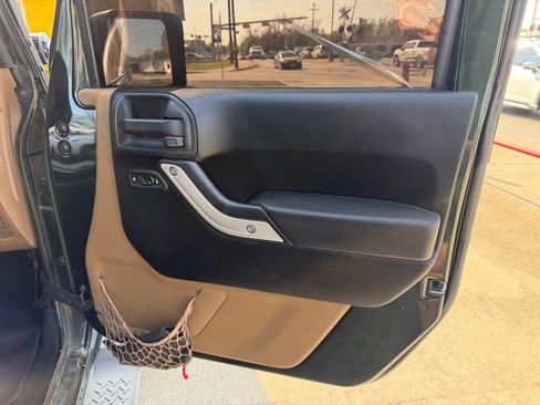 Used 2012 Jeep Wrangler Unlimited Sahara w/ Connectivity Group image 17