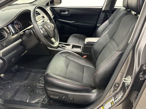 Used 2017 Toyota Camry SE image 2