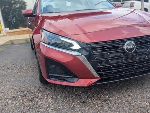 Used 2023 Nissan Altima 2.5 SV w/ SV Premium Package AWD/4WD image 13