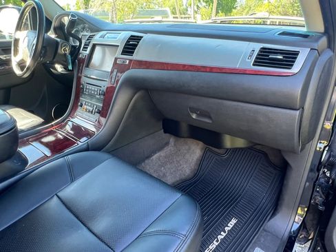 Used 2011 Cadillac Escalade ESV Premium image 26