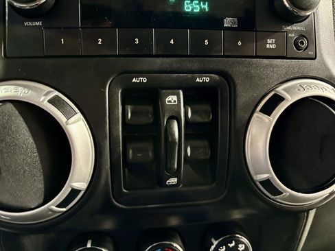 Used 2013 Jeep Wrangler Unlimited Sahara AWD/4WD image 5