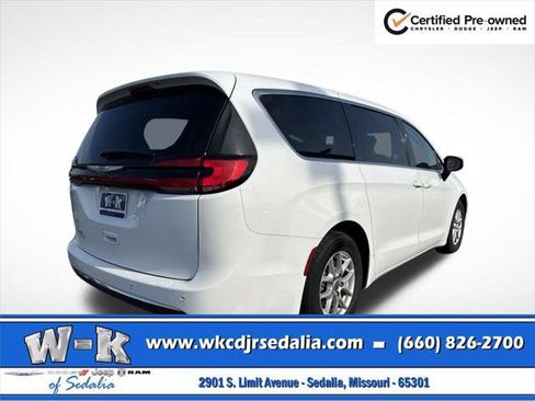 Certified 2023 Chrysler Pacifica Touring-L FWD image 6