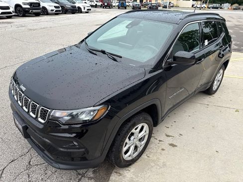Used 2024 Jeep Compass Latitude AWD/4WD image 10
