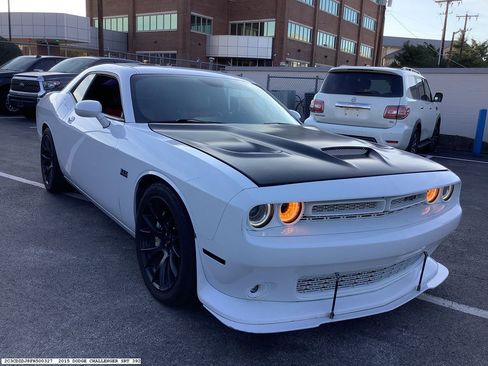 Used 2015 Dodge Challenger SRT image 4