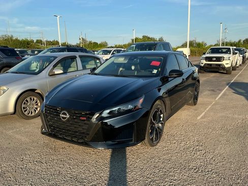 Used 2023 Nissan Altima 2.5 SR w/ SR Premium Package FWD image 2