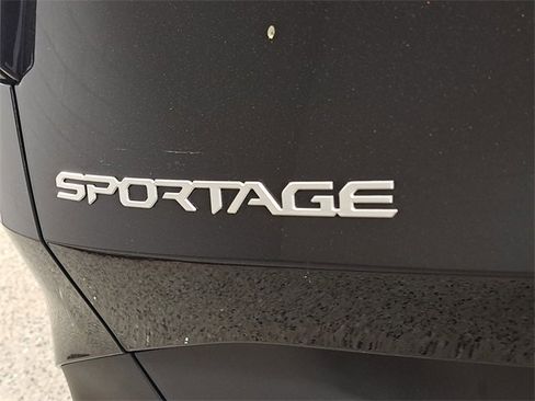 Used 2024 Kia Sportage LX image 9