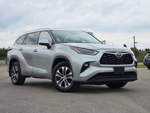 Used 2022 Toyota Highlander XLE AWD/4WD image 2
