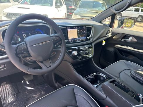 New 2027 Chrysler Pacifica Limited FWD image 22