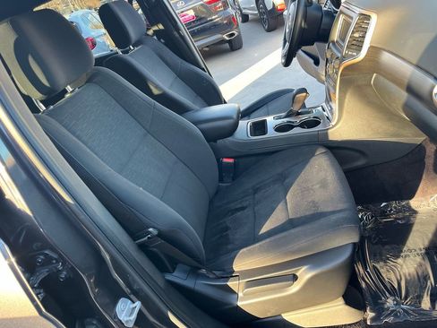 Used 2017 Jeep Grand Cherokee Laredo w/ Quick Order Package 23E image 19