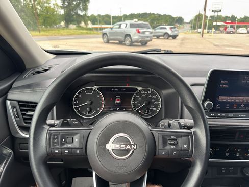 Used 2024 Nissan Rogue S FWD image 27