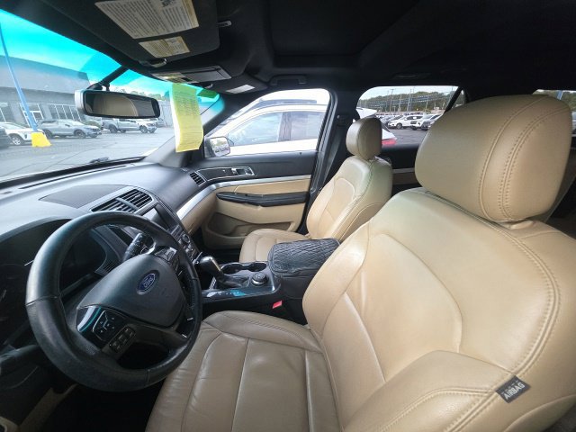 Used 2017 Ford Explorer XLT w/ Equipment Group 202A AWD/4WD image 13