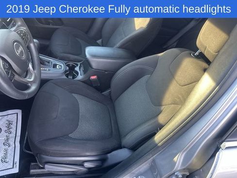Used 2019 Jeep Cherokee Latitude w/ Popular Appearance Group image 21