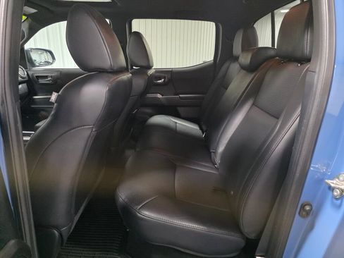 Used 2019 Toyota Tacoma TRD Sport w/ TRD Premium Sport Package AWD/4WD image 11