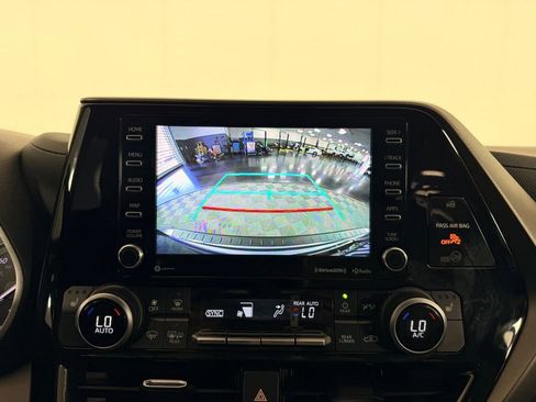 Used 2022 Toyota Highlander XLE FWD image 21