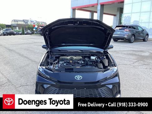 Used 2025 Toyota Camry SE image 9