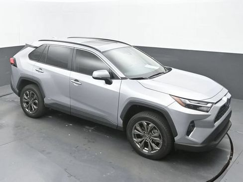 Used 2022 Toyota RAV4 XLE Premium AWD/4WD image 30