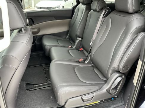 New 2026 Kia Carnival EX FWD image 24
