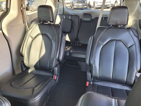 Used 2023 Chrysler Pacifica Touring-L image 11