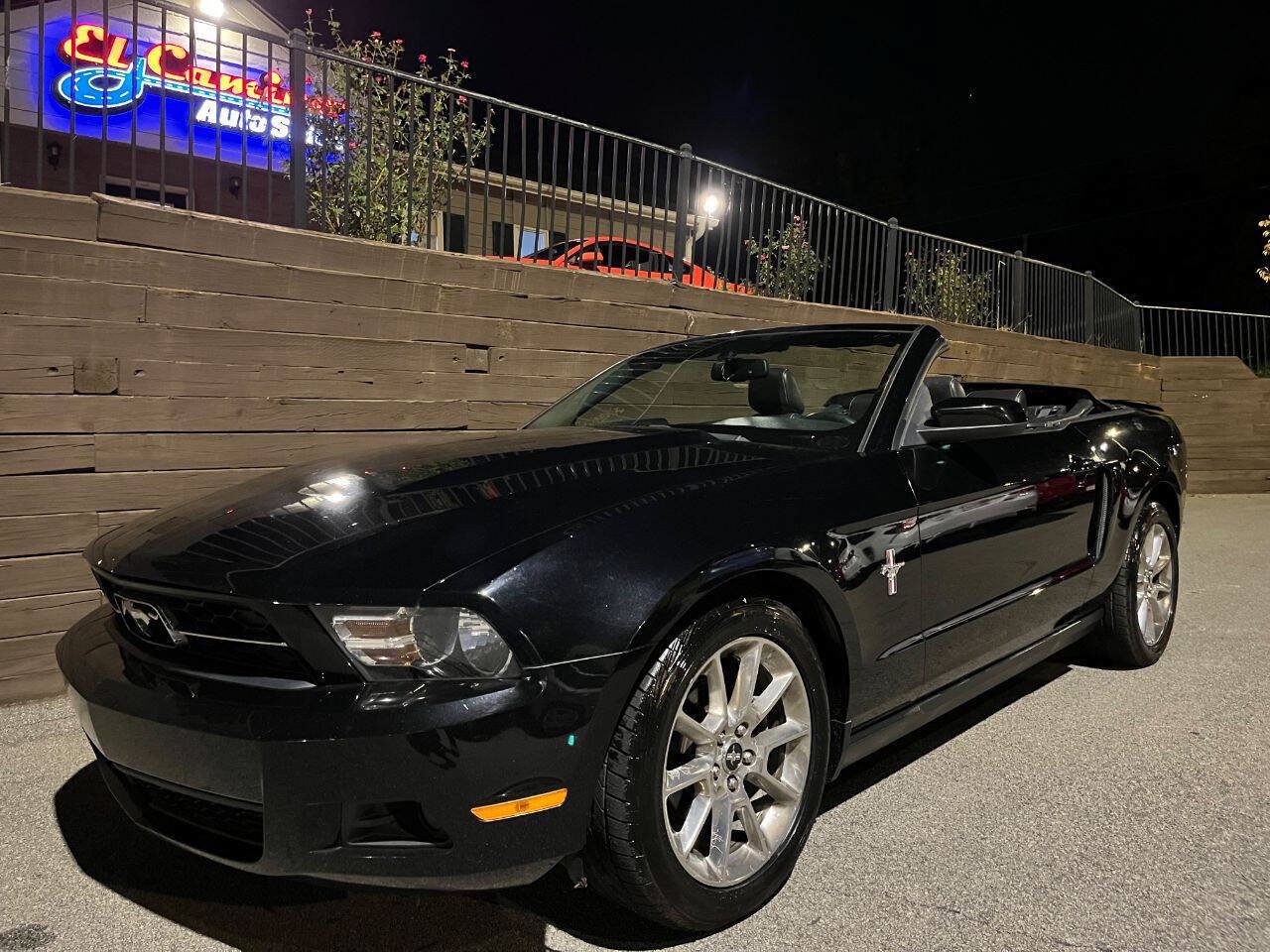 Used 2010 Ford Mustang Convertible RWD image 1