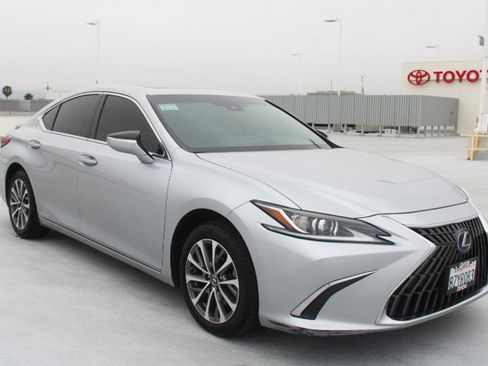 Used 2022 Lexus ES 300h w/ Accessory Package 2 FWD image 2