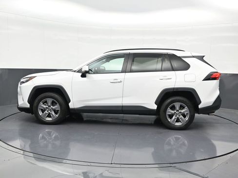 Used 2022 Toyota RAV4 XLE w/ Convenience Package FWD image 2