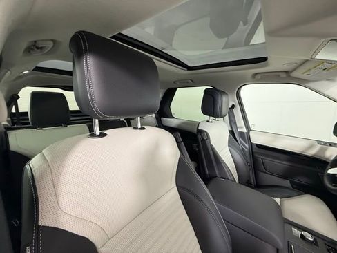 Certified 2025 Land Rover Discovery S image 33