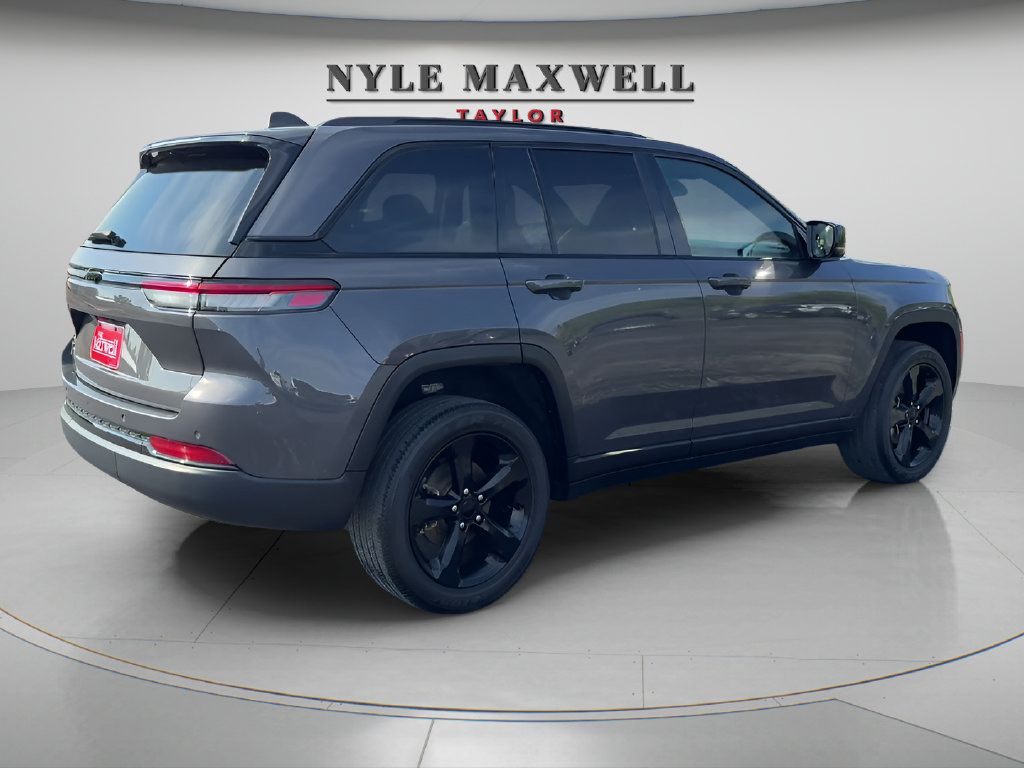 Used 2023 Jeep Grand Cherokee Altitude AWD/4WD image 5