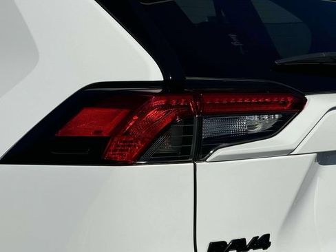 Used 2022 Toyota RAV4 SE w/ Weather & Moonroof Package AWD/4WD image 9