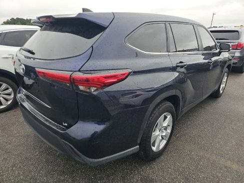Used 2023 Toyota Highlander LE FWD image 3