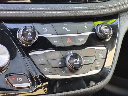 Used 2019 Chrysler Pacifica Limited w/ S Appearance Package image 15