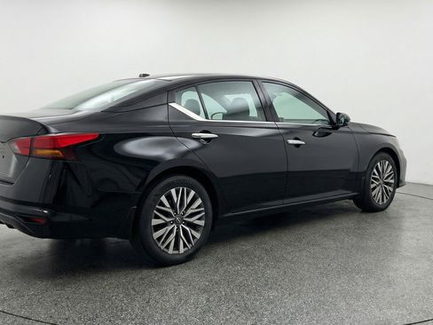 Used 2025 Nissan Altima 2.5 SV image 9