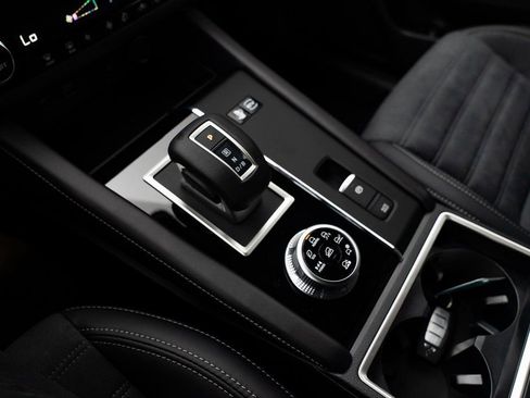 New 2025 Mitsubishi Outlander SE image 16